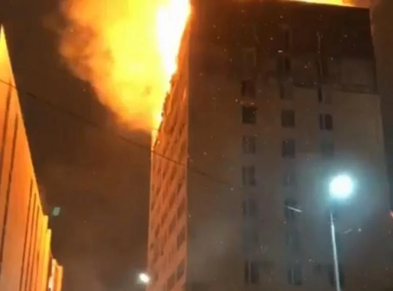 Νέος συναγερμός στην Ρωσία: Φωτιά σε πολυκατοικία! (βίντεο)